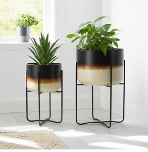 Jardinières élégantes de couleur turquoise, disposées sur de grands supports métalliques modernes de style pyramide dorée, disponibles à prix de gros. - Product Image 4