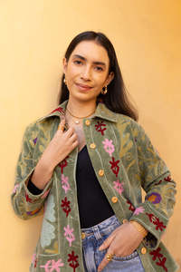 Veste pour femmes Suzani en velours de coton vert sauge, brodée multicolore, avec une sophistication rafraîchissante pour la tenue d'hiver - Product Image 2