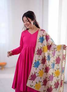 Salwar Kameez ethnique de créateur en organza de soie Tebby de qualité supérieure avec broderies lourdes pour les occasions de fête et de mariage - Product Image 3