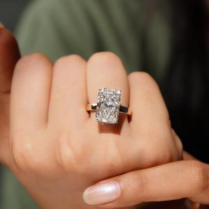La bague de luxe parfaite avec un diamant solitaire de 10 carats certifié IGI, couleur E, clarté VVS2, diamants taille radiant et diamants ronds d'appoint. - Product Image 4