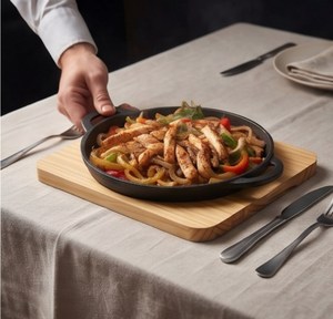 Poêle ronde en fonte avec deux poignées pour la présentation de plats chauds, les repas barbecue, les essentiels pour les chefs. - Product Image 5