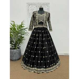 Vêtements indiens et pakistanais de créateur, Lehenga Choli brodé avec des sequins - Product Image 1