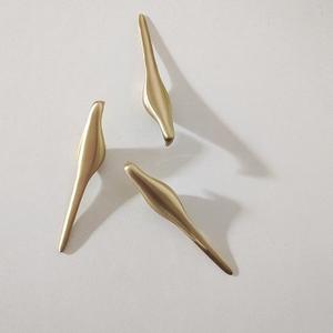 ลดราคา! มือจับเฟอร์นิเจอร์อะคริลิคทรงตัวทีสีทองหรูหราทันสมัย พร้อมเทคนิคการปั๊มลายทองเหลือง สำหรับตู้ครัว ตู้เสื้อผ้า ประตู ลิ้นชัก - Product Image 1