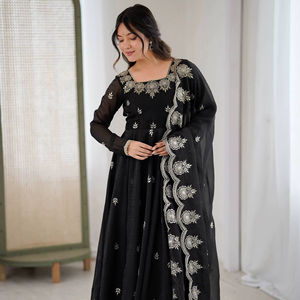 Traje Anarkali de Georgette Negro de Lujo con Bordado Zari Plateado – Conjunto Étnico de Diseñador de 3 Piezas para Fiestas Nocturnas y Bodas - Product Image 1