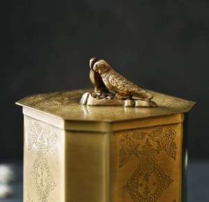 Hecho de latón puro con un acabado lacado, no se descolora ni se oxida. La tapa se cierra de forma segura, lo que lo hace ideal. - Product Image 4