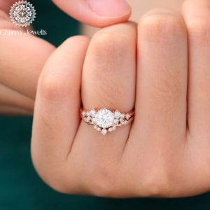 Bague de fiançailles Charm_Jewells en or rose avec moissanite, taille brillant rond, sertissage pavé, motif floral, style romantique pour femme - Product Image 6