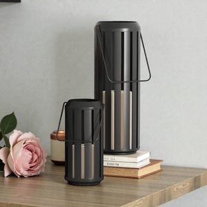 เชิงเทียนโคมไฟเหล็กสีดำมีร่องแนวตั้งสำหรับตกแต่งบ้าน - Product Image 1