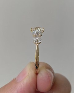 แหวนเพชรโมอิสซาไนต์ทรงกลมประดับห้าเม็ด ชุบทองสำหรับผู้หญิง เงินแท้ 925 ของแท้ ของขวัญแทนคำมั่นสัญญาสำหรับคู่รัก - Product Image 5