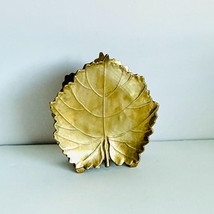 Support à serviettes en métal doré de qualité supérieure, design feuille d'or, parfait pour les espaces de repas modernes, la décoration intérieure et la mise en valeur élégante de la table, provenance Inde. - Product Image 4