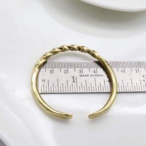 Brazalete de Latón Chapado en Oro, Diseño Trenzado, Ajustable, Abierto, Unisex, Estilo Clásico - Product Image 4