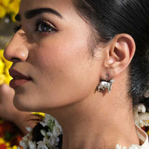 Pendientes Colgantes de Plata de Ley 925 de Moda Meera Jaipur Dhenu - Product Image 1