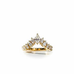 Elegante y Delicado Anillo de Boda Eternity con Corona de Chevron Multicorte, Conjunto Nupcial en Oro Puro de 14K con Diamantes de Laboratorio, Anillo de Aniversario - Product Image 1