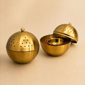 Brûleur d'encens sphérique élégant en métal avec couvercle perforé en forme de dôme, orné de petites boules décoratives et d'un bol en bois amovible. - Product Image 1