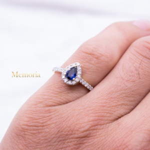 Bague en or jaune massif 14 carats avec saphir bleu naturel et halo de diamants, bijoux fins, Memoria Jewels - Product Image 5