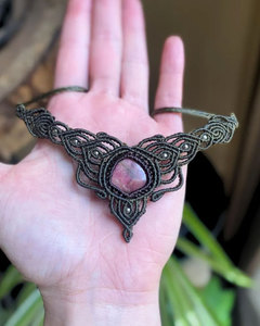 Collar de Macramé Hecho a Mano con Piedras Preciosas Rosas, Cordón Marrón, Diseño Intrincado de Mariposa, Joyería Boho con Cristales Curativos - Product Image 4