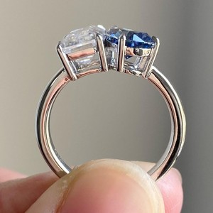 Bague de fiançailles de luxe Toi et Moi en platine avec deux pierres, diamant de laboratoire bleu taille émeraude et diamant taille poire, pour femme - Product Image 5