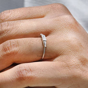 Bague de mariage en or blanc 18 carats 0.41 TCW minimaliste à trois pierres réglage conique baguette coupe Moissanite anneaux Moissanite - Product Image 3