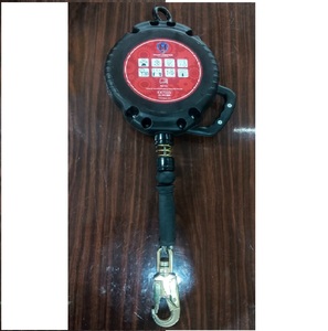 Dispositivo anticaídas retráctil industrial para protección segura contra caídas en sitios de construcción, con bloqueo suave - Product Image 1