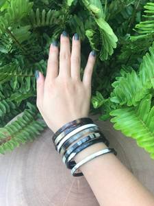 Ensemble de bracelets en corne de buffle pour femmes, bijoux faits à la main, écologiques, avec une finition lisse et brillante, artisanat de bracelets en corne. - Product Image 3