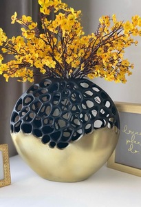 Jarrón de Metal Moderno con Baño de Oro y Diseño de Rejilla Negra para Flores Artificiales, Decoración de Escritorio, Marca Unicorn Handicrafts - Product Image 1