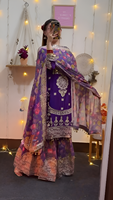 Ensemble prêt-à-porter en soie Chinon de créateur, entièrement brodé avec des chaînes, des sequins et des pièces de dentelle, comprenant un haut entièrement cousu, un pantalon palazzo cousu et un dupatta.