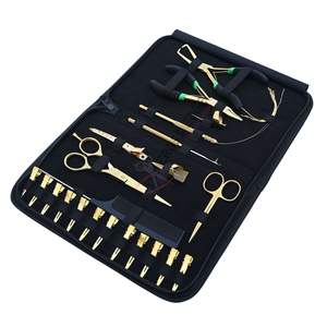 Kit d'outils professionnels pour extensions de cheveux en or, comprenant un coupe-keratine, une pince à extensions, un peigne à doigts et un peigne, dans un étui. - Product Image 1