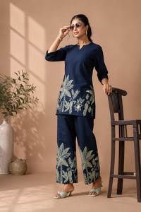 Ensemble deux pièces bleu marine à col en V et manches trois quarts, brodé, coupe ample, décontracté, avec imprimé floral pour un usage quotidien - Product Image 2