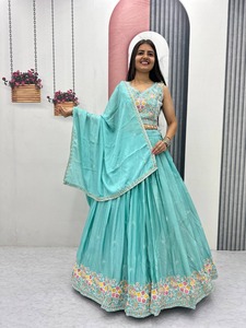 Conjunto de Lehenga Choli y Dupatta para Mujer, Completamente Cosido, con Hilo Pesado y Lentejuelas, Lona de Micro Algodón con Detalles en Dori - Product Image 1