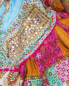 Lehenga Choli en soie multicolore de créateur pour femmes, avec travail de miroirs et dupatta |   Vêtements de fête et de soirée - Product Image 6