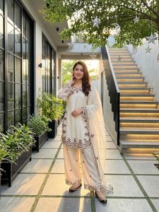 ชุดสูทปากีสถานสำหรับผู้หญิง ดีไซน์หรูหรา ปักลายหนักประดับเลื่อม แขนสามส่วน ตัดเย็บสำเร็จ พร้อมสำหรับโอกาสทั่วไปและโอกาสพิเศษ - Product Image 3