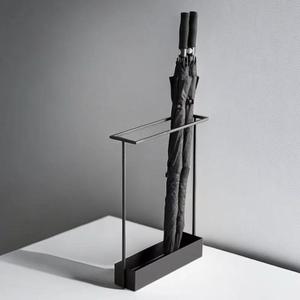 Porte-parapluie d'angle peu encombrant en fer avec plateau d'égouttage amovible pour petit appartement ou couloir - Product Image 4