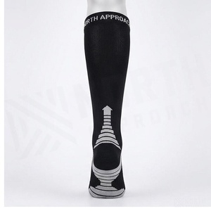 Chaussettes de sport respirantes bleues à motif géométrique pour adultes – Collection Printemps - Product Image 2