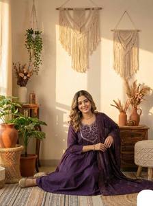 ชุดคุร์ตะผ้าไหมแชนเดรีแบบอานาร์กาลีสำหรับผู้หญิง พร้อมกางเกงและผ้าคลุมไหล่ - Product Image 3