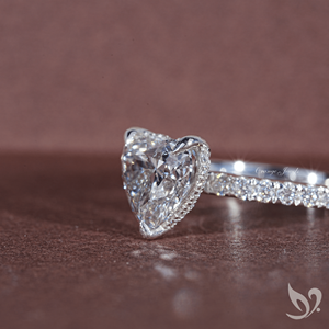 Anillo de Compromiso con Diamante Cultivado en Laboratorio de 2 Quilates con Corte Corazón y Halo Oculto, Certificado por IGI |   Anillo de Oro Sólido de 10k con Acentos Solitarios - Product Image 5