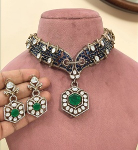 Ensemble collier et boucles d'oreilles en or plaqué laiton de haute qualité avec moissanite Polki, idéal pour les femmes, pour les fiançailles, les mariages, les anniversaires, les fêtes - Product Image 2