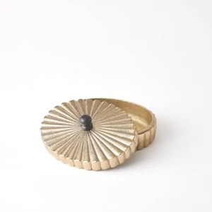 Boîte à bijoux Golden Heritage en coquillage avec bouton en perle, en métal poli, faite à la main, écologique, durable, design glamour pour cadeaux de mariage - Product Image 5
