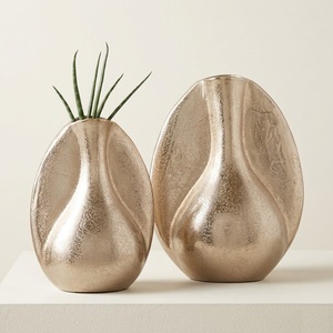 Vase à fleurs artisanal en aluminium argenté avec motif Soleil texturé, élégant centre de table décoratif en métal - Product Image 5