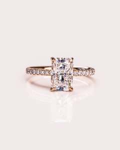 Bague de fiançailles de luxe unisexe en or pur 14 carats certifiée IGI avec diamant de laboratoire taille radiant et halo caché serti pavé, idéale pour les mariages et occasions spéciales - Product Image 5