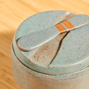 Juego de Recipientes Compactos para Mantequilla con Tapa Abatible Inteligente, Acabado Brillante, Ahorra Espacio en la Encimera de la Cocina - Product Image 2