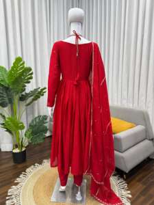 Magnifique robe Anarkali indienne pakistanaise rouge en soie Chinon, broderie artisanale, pour fêtes, mariages, occasions décontractées, vêtements traditionnels pour femmes. - Product Image 2