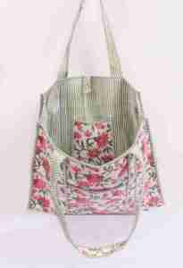 Sac fourre-tout en coton matelassé à imprimé floral blanc fait main - Sac à bandoulière de plage style bohème avec fermeture à bouton - Product Image 3
