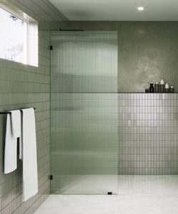Panneau de porte de douche en verre cannelé avec texture diffuseur de lumière pour cabines de douche, projets hôteliers et zones humides - Product Image 6