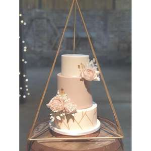 Soporte Triangular Personalizado Moderno Soporte de Postre Único para Bodas Cumpleaños Hoteles Elegante Soporte de Exhibición de Pasteles - Product Image 1