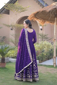 ชุดเดรส Anarkali ดีไซน์พรีเมียม พร้อมผ้าคลุมไหล่ ผ้าจอร์เจตต์เทียม ตกแต่งด้วยงานปักเลื่อม เหมาะสำหรับเทศกาลต่างๆ ส่งออกจำนวนมากจากอินเดีย - Product Image 5