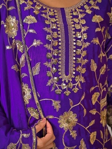 Majestuoso lehenga choli de seda chinnon morada con bordado de lentejuelas brillantes, mangas largas, atuendo étnico perfecto para bodas. - Product Image 5