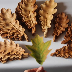 Assiettes en bois en forme de feuille, faites à la main, design rustique, pour servir des desserts, des fruits secs et des collations légères, avec une esthétique naturelle. - Product Image 2