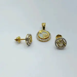 Bijoux élégants de forme ronde pour femmes, élégantes boucles d'oreilles en or avec un design en forme de cœur, ensemble assorti avec un pendentif - Product Image 1