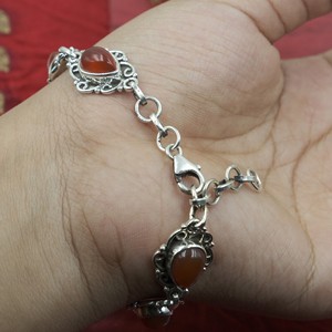 กำไลข้อมือคาร์เนเลียนทรงหยดน้ำธรรมชาติ เงินแท้ 925 ทำมือ วินเทจ ลายฉลุ  สำหรับผู้หญิง ของขวัญ เครื่องประดับสำหรับผู้หญิงและผู้ชาย - Product Image 2