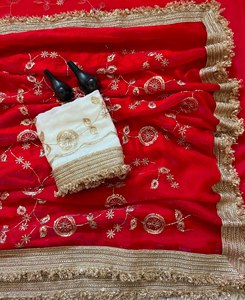 Sari en soie Pure Space avec bordure ajourée ornée de perles Bhungali dorées et blouse fantaisie lourde à bordure ajourée, Sari en soie Space Silk de créateur - Product Image 4