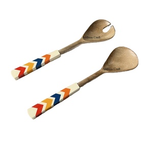 Serveur de salade en bois de manguier avec logo personnalisable de haute qualité avec manche en résine multicolore Serveur de salade en bois Cuillère et fourchette de service - Product Image 1